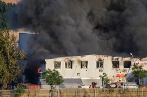 ES-ALERT notifica que se mantiene el confinamiento en el Polígono Ródano por el incendio industrial en Azuqueca