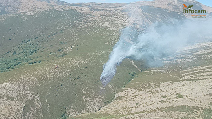 El Cardoso de la Sierra, flanco activo de un fuego con más de 40 efectivos desplegados