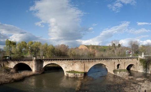 El río Henares sufre acumulación de residuos por el uso masivo de toallitas