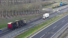 Un camión cargado de placas solares vuelca en la A-2 a la altura de Torija y obliga a cortar un carril