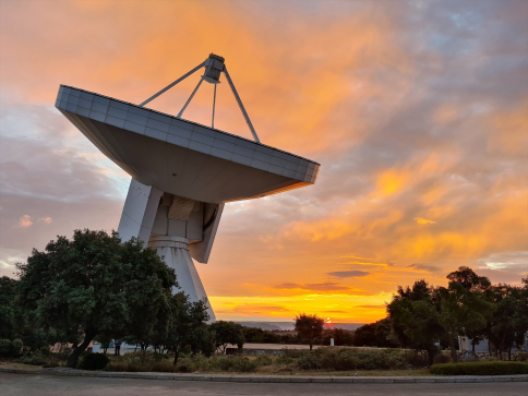 El radiotelescopio de Yebes, clave en el descubrimiento del primer azúcar detectado en el espacio