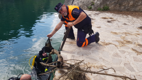 Extraños residuos hallados en 50 kg de basura