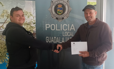 Un joven entrega a la Policía Local un sobre con 2.000 euros que ha localizado en la vía pública