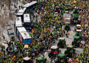 Los Agricultores avisan de que no se irán de Madrid hasta que dejen entrar a los 1.500 tractores