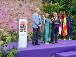 Almudena Ariza pide un aplauso a los reporteros 