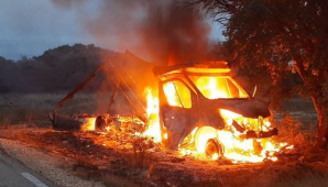 Camión ardiendo en la carretera Alcolea-Villaverde