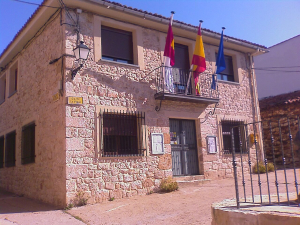 Un pueblo con escudo y bandera 