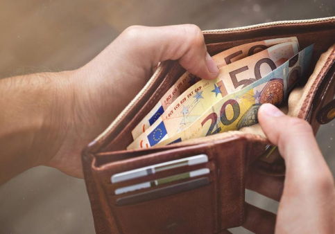 Dos policías nacionales devuelven una cartera con mil euros a su propietario en Guadalajara