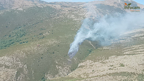 El Cardoso de la Sierra, flanco activo de un fuego con más de 40 efectivos desplegados