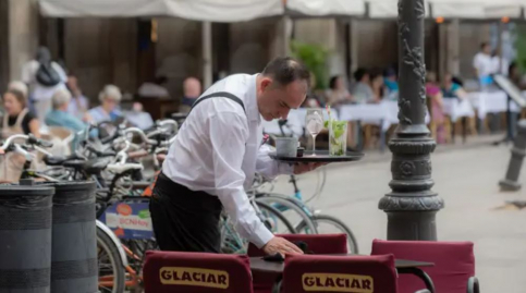 Cada vez es más difícil encontrar camareros en Guadalajara