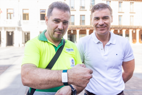 Los empleados de Limpieza de Guadalajara estrenan pulseras para monitorizar su temperatura y evitar golpes de calor