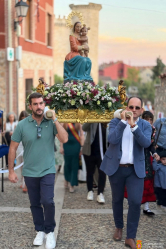 Emocionante bajada de la Virgen del Amparo