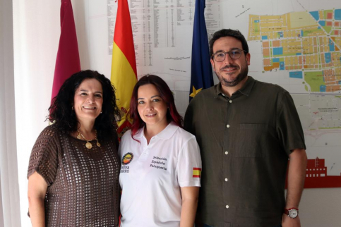 El alcalde muestra su apoyo a Lorena Navarro antes de su participación en Mundial de Peluquería