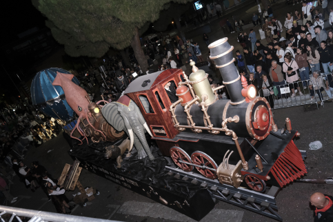 La carroza “Los sueños de Verne”, de la peña El Cebollón, se impone en el 48º Desfile de las Fiestas de Septiembre