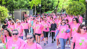 Marea solidaria de los vecinos de Guadalajara en la XI Marcha contra el Cáncer del sábado
