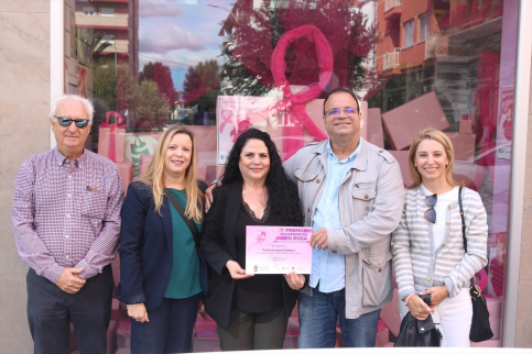 Productos de peluquería Domínguez gana el concurso de 'Escaparate en Rosa' de Guadalajara