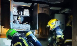 Dos personas trasladadas al hospital por inhalación de humo en un incendio de vivienda en Guadalajara