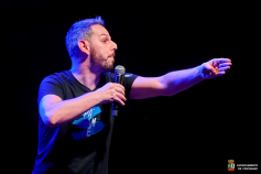 David Cepo convierte el polideportivo de Fontanar en un gran teatro del humor