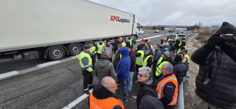 Concentración espontanea de agricultores en la A-2 para que la sociedad se conciencie del futuro negro del campo