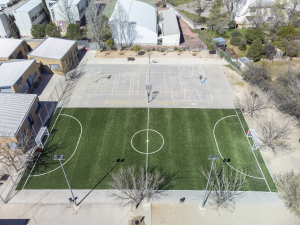 Azuqueca de Henares instala pistas de césped artificial en el Maestra Plácida Herranz, Virgen de la Soledad y Siglo XXI