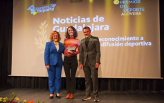 Diana Pizarro recoge el galardón a Noticias de Guadalajara otorgado en la fiesta del deporte en Alovera