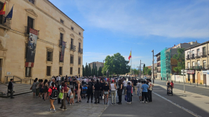 Manifestantes a favor y en contra de la exposición Like a Virgin coinciden ante el Palacio del Infantado