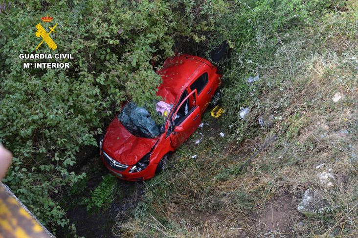 La Guardia Civil rescata a dos jóvenes que se precipitaron con su coche al río Badiel en Guadalajara